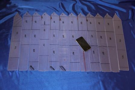 Фото пакета из 12 одновременно выращенных сапфировых лент после отжига и разметки на заготовки.